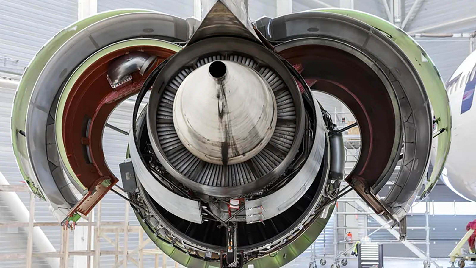 Un réacteur d'avion Tarmac Aérosave à Tarbes Dimitri Tolstoï