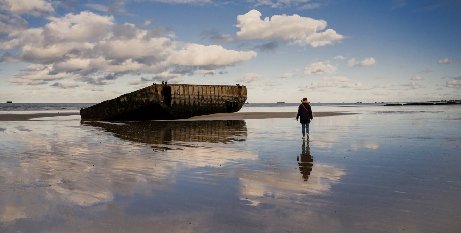 Plage_d_Arromanches__vestiges_du_port_artificiel